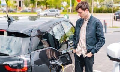charge voiture electrique sur parking